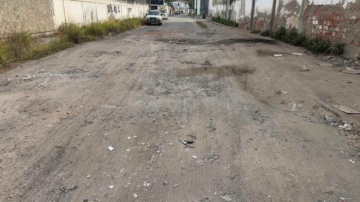 Rua esburacada: Rua General Costa e Silva, no bairro Baraúna