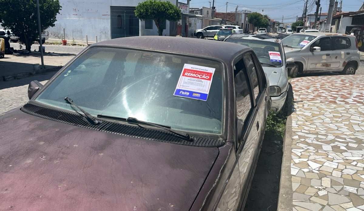 SMT realiza operação contra veículos abandonados em diversos bairros de Feira de Santana