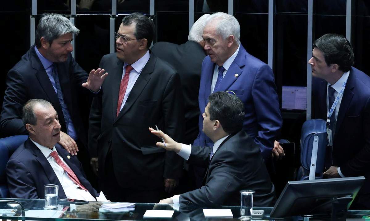 Grupo de senadores em discussão no Senado Federal