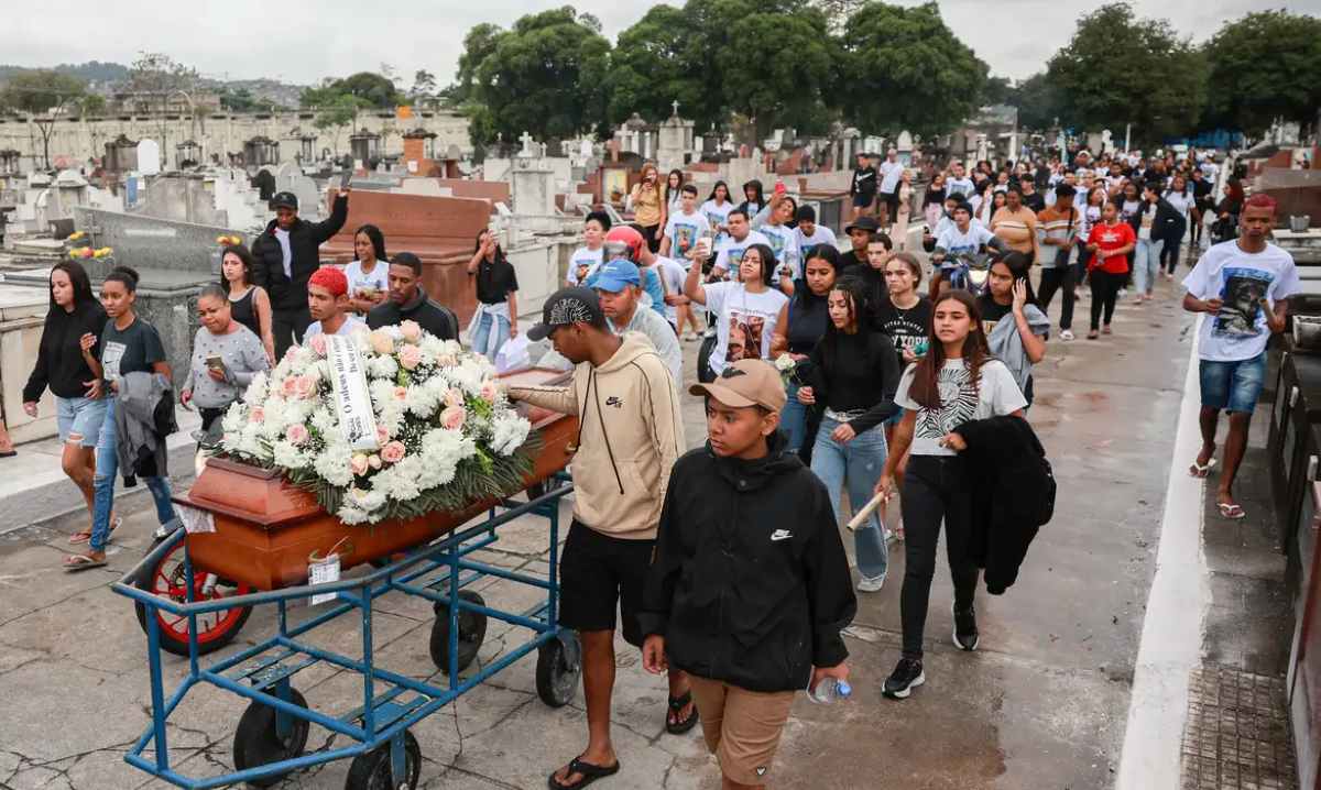 Sepultamento de pessoa morta durante Operação Contenção no Rio de Janeiro