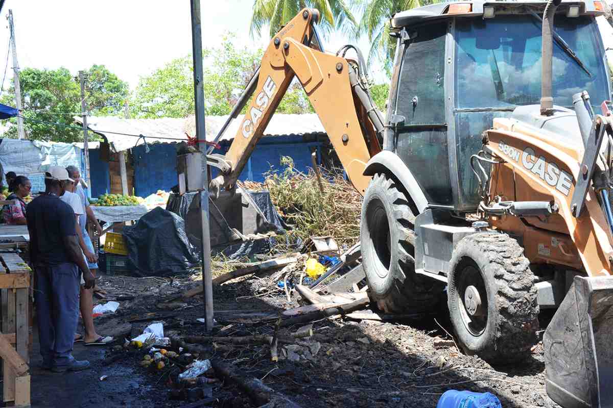 Sesp elimina focos remanescentes de incêndio na Feirinha da Estação