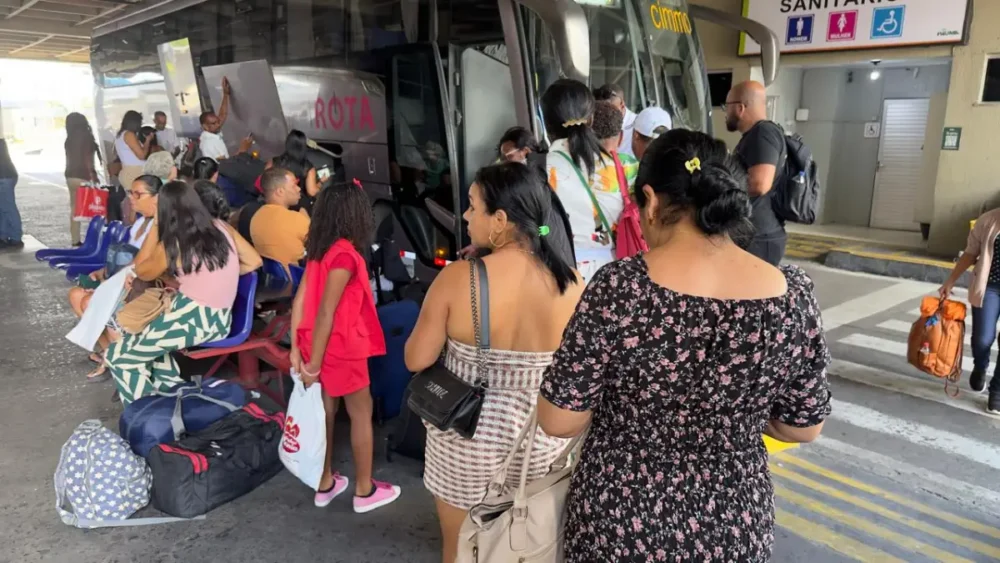 Rodoviária prevê aumento de até 12% no movimento durante feriadão; diretor da Agerba fala sobre linha para Cabuçu Rodoviária prevê aumento de até 12% no movimento durante feriadão; diretor da Agerba fala sobre linha para Cabuçu