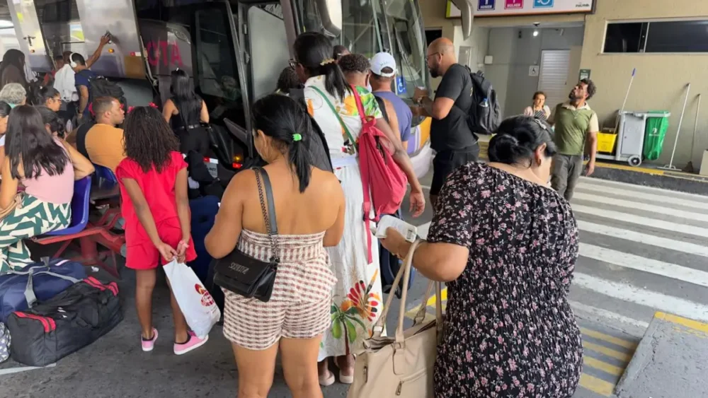 Rodoviária prevê aumento de até 12% no movimento durante feriadão; diretor da Agerba fala sobre linha para Cabuçu Rodoviária prevê aumento de até 12% no movimento durante feriadão; diretor da Agerba fala sobre linha para Cabuçu