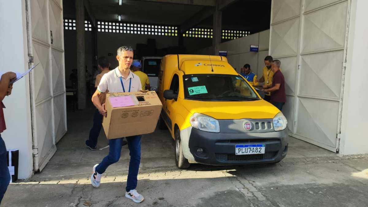 Escolta policial durante distribuição das urnas eletrônicas