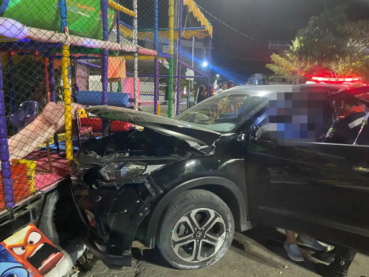 Motorista passa mal, perde controle de carro e atinge brinquedo infantil em praça de Coité