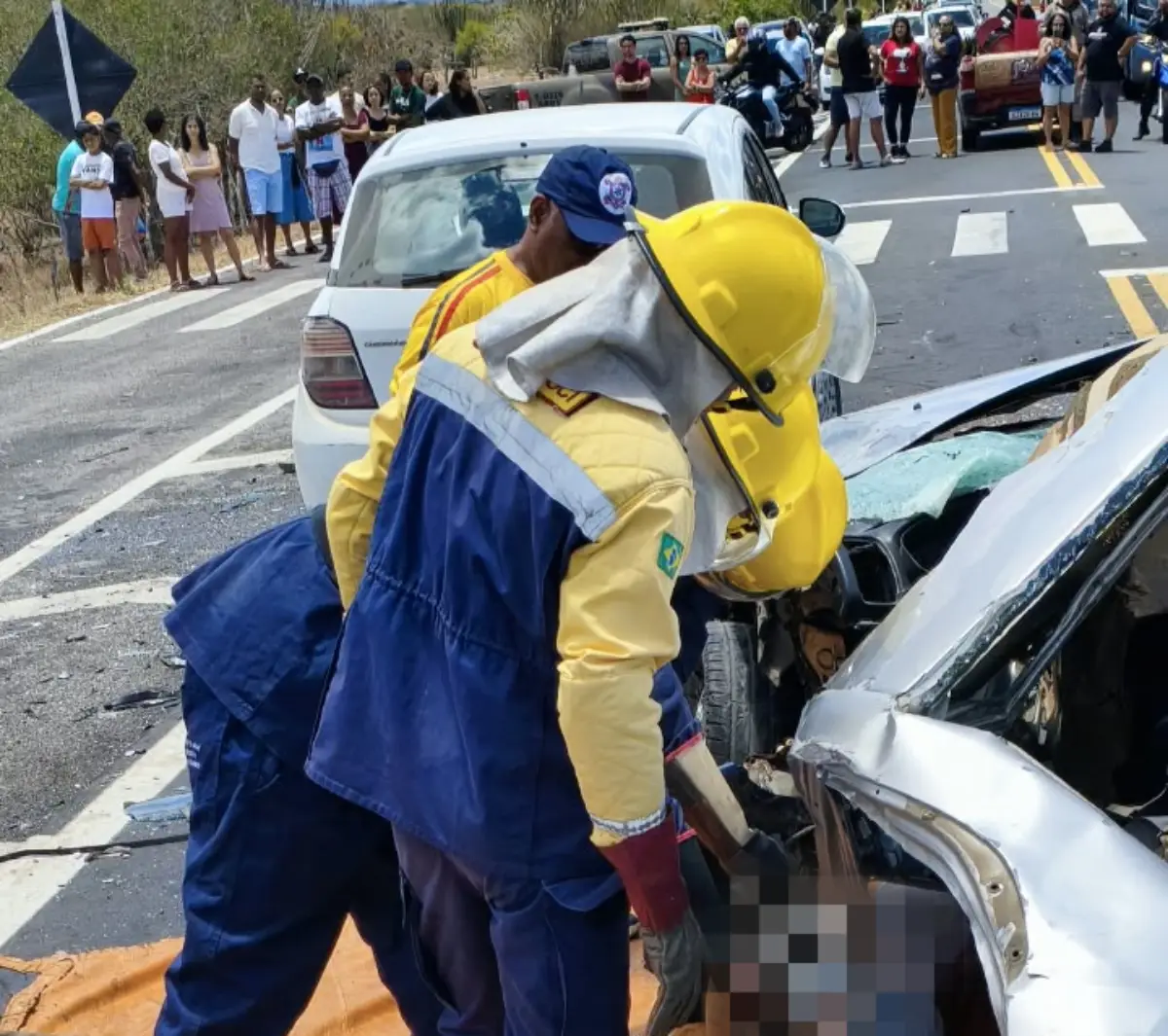 Acidente com quatro veículos deixa dois mortos e outros dois feridos na BA-052