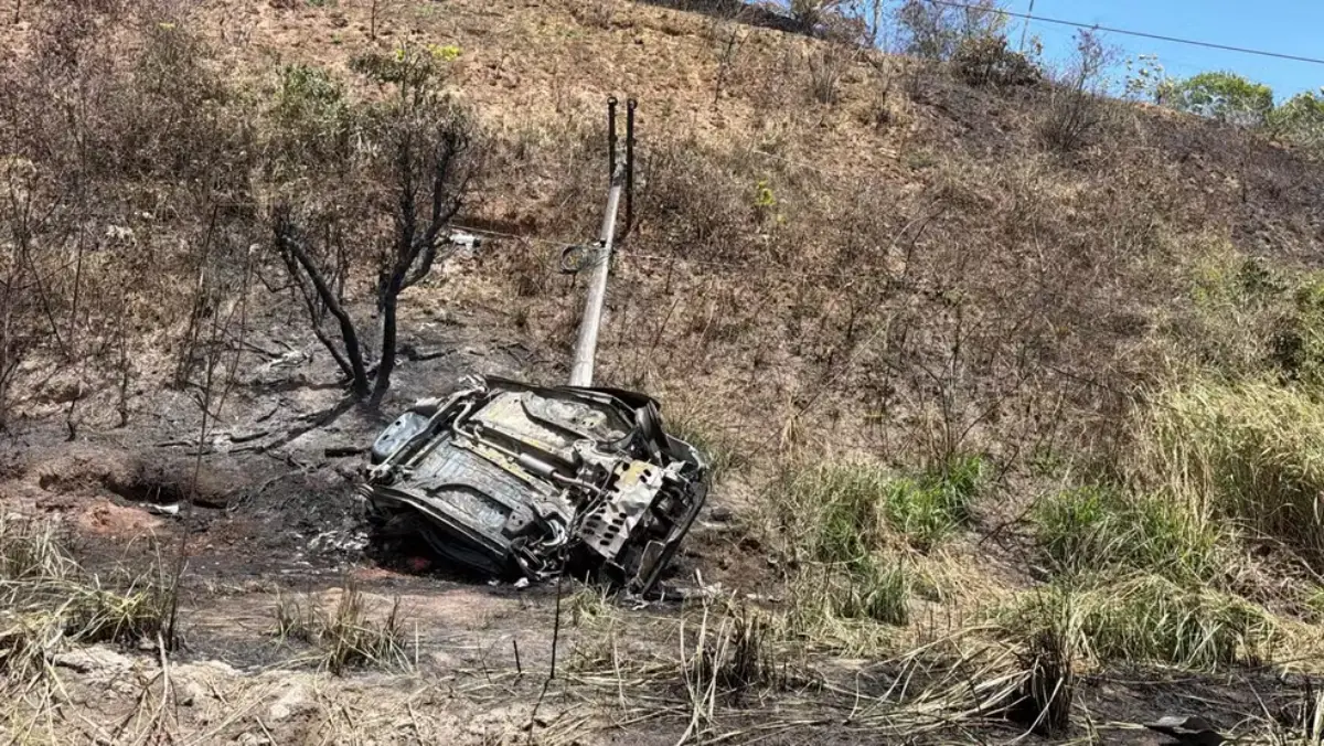 Carro pega fogo após bater em poste na BR-324 e deixa duas pessoas mortas