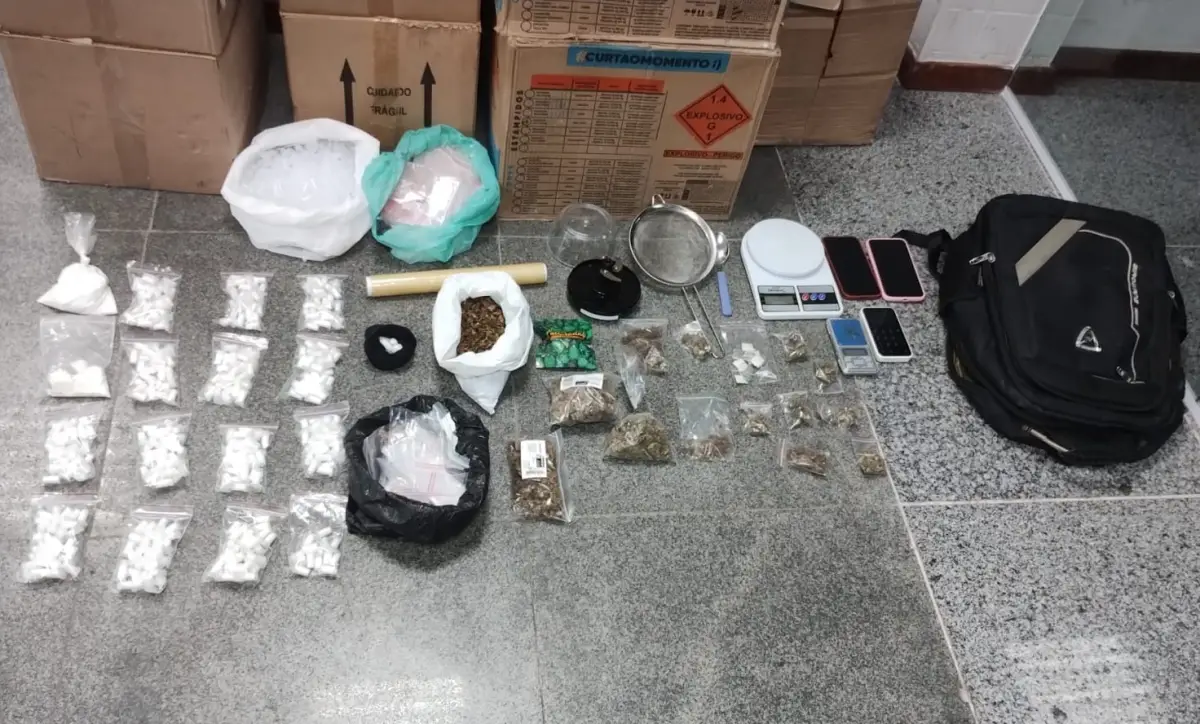 Drogas e materiais apreendidos pela Polícia Militar no bairro Papagaio