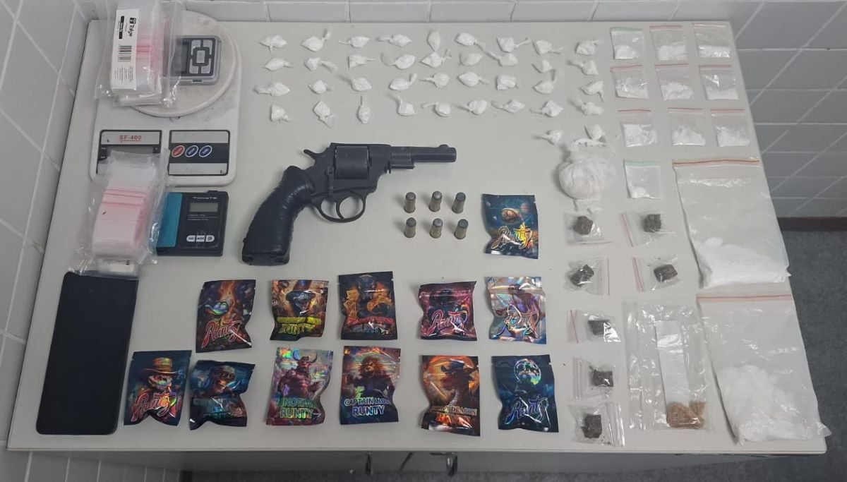 Homem acusado de homicídio é flagrado com revólver e drogas em Feira de Santana