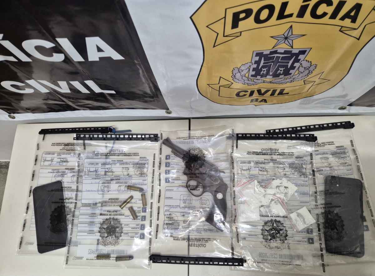 arma apreendida e celular também