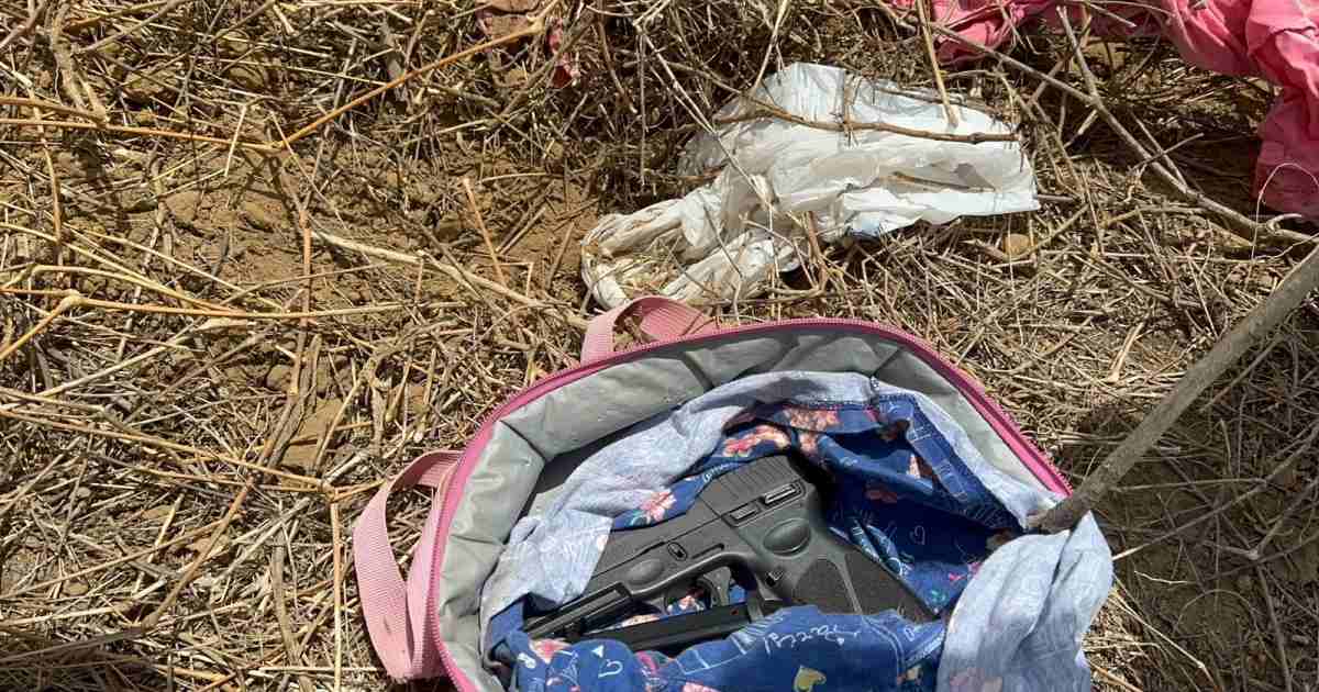 arma encontrada na bolsa