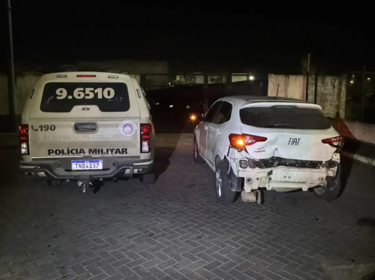 Viatura da PM colide durante perseguição; simulacro é encontrado