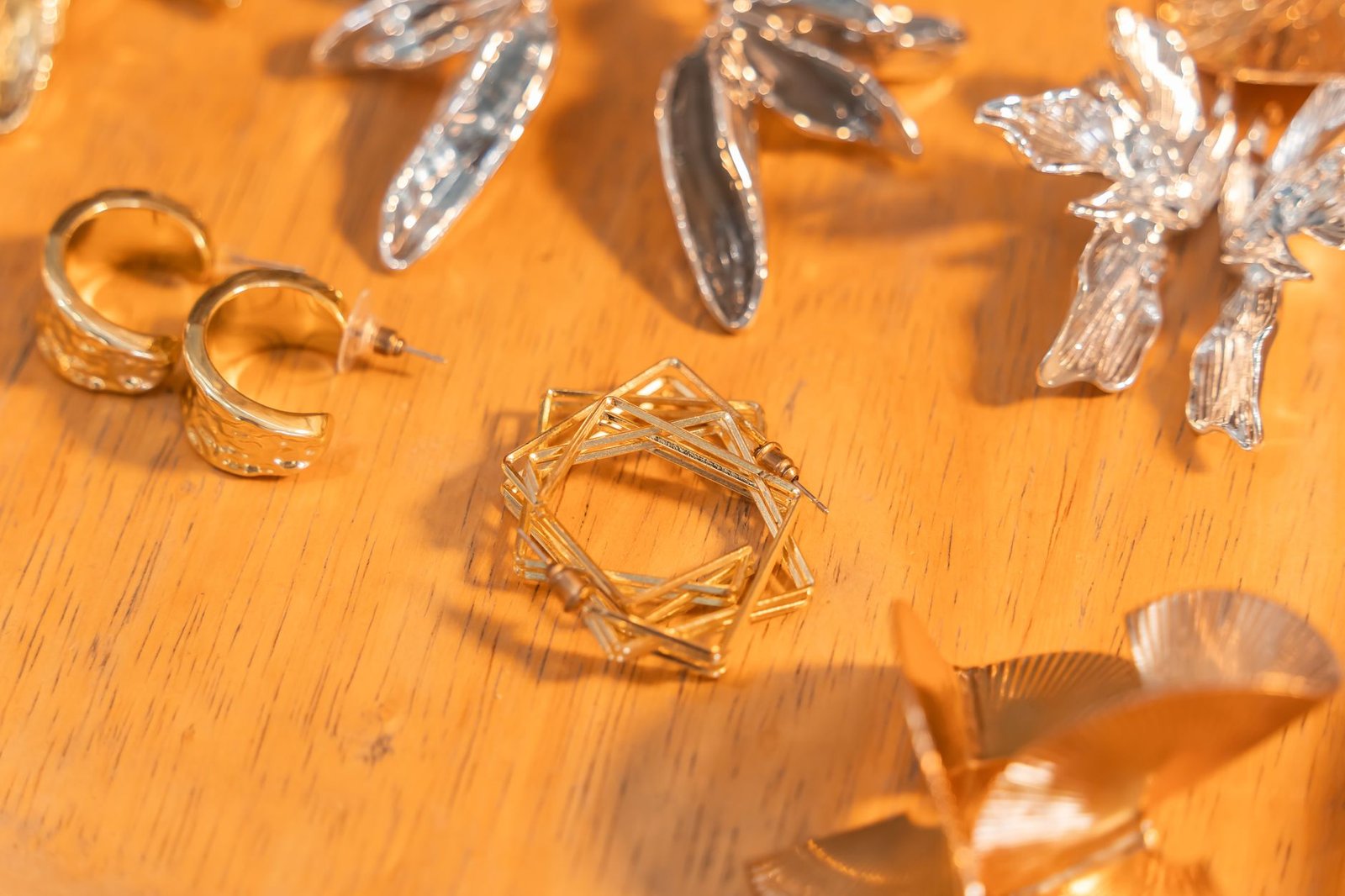 Prata e dourado no mesmo look: como combinar acessórios sem exagerar