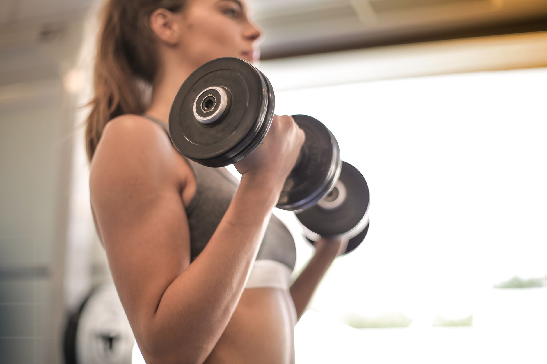 5 exercícios para braços com halteres