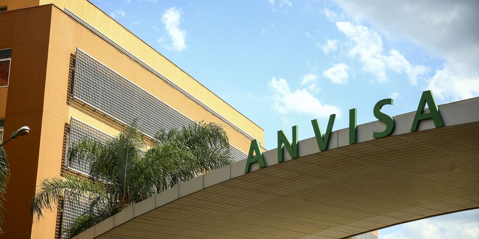 Anvisa proíbe produtos de limpeza e alerta consumidores sobre riscos