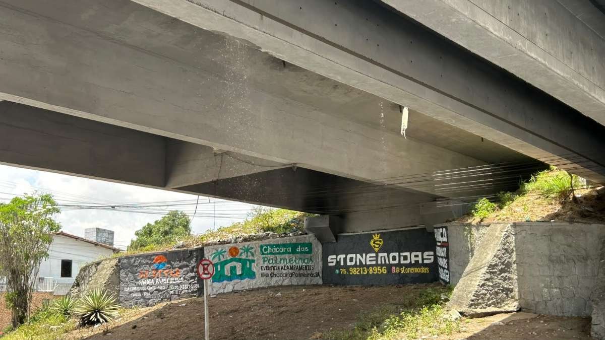 carreta tomba no vão do viaduto do Tomba