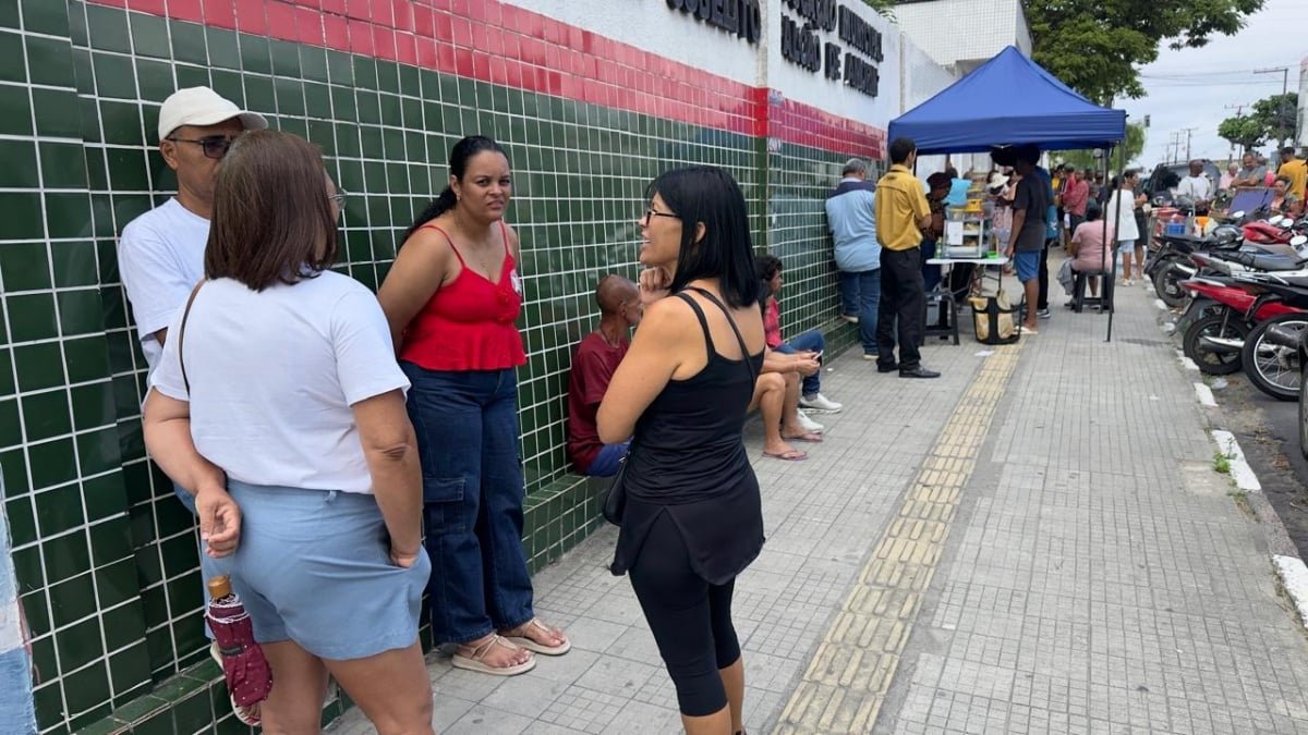 Movimento intenso colégio Feira de Santana marca domingo de eleição