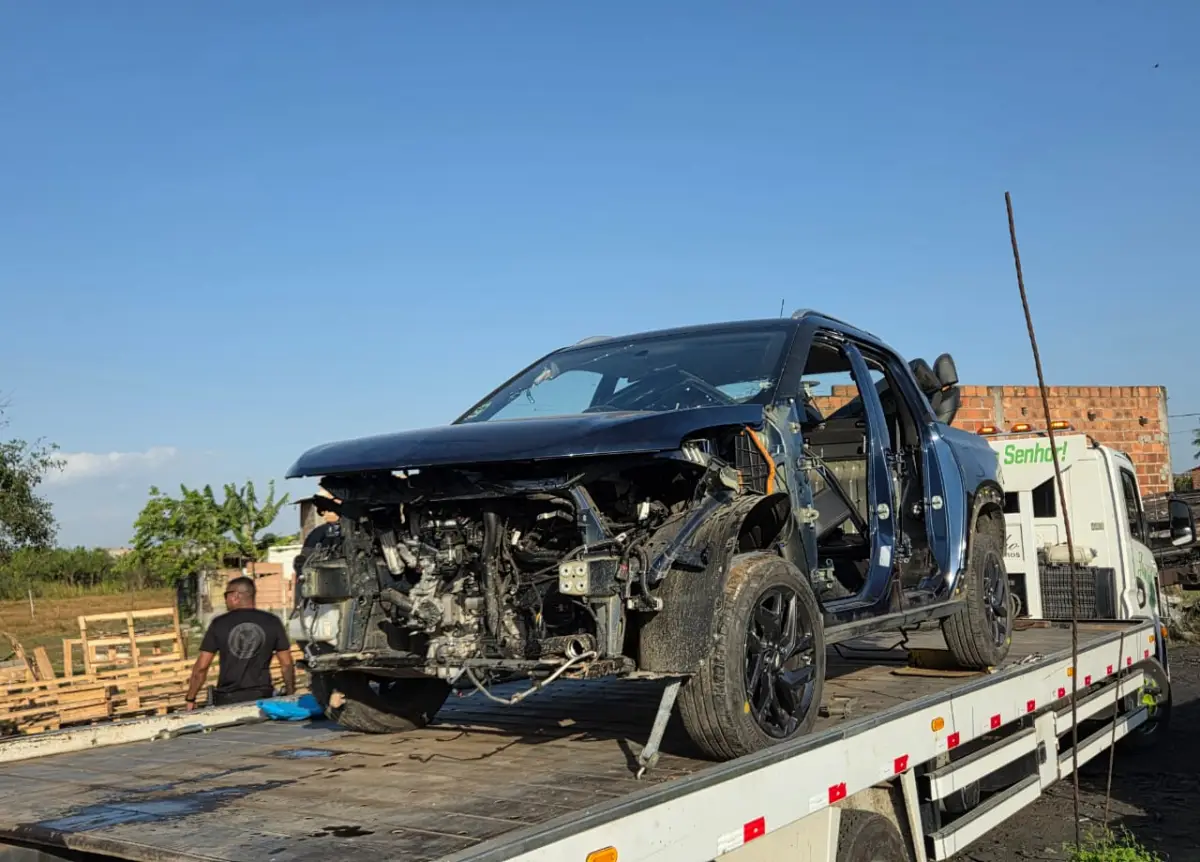 Polícia localiza desmanche de veículos em lixão de Feira de Santana
