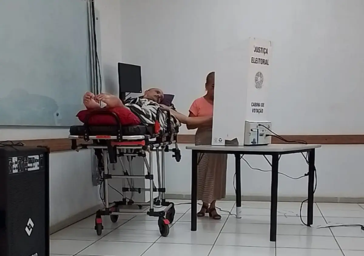 Solidariedade ajuda eleitor tetraplégico a votar após nove anos sem conseguir ir às urnas