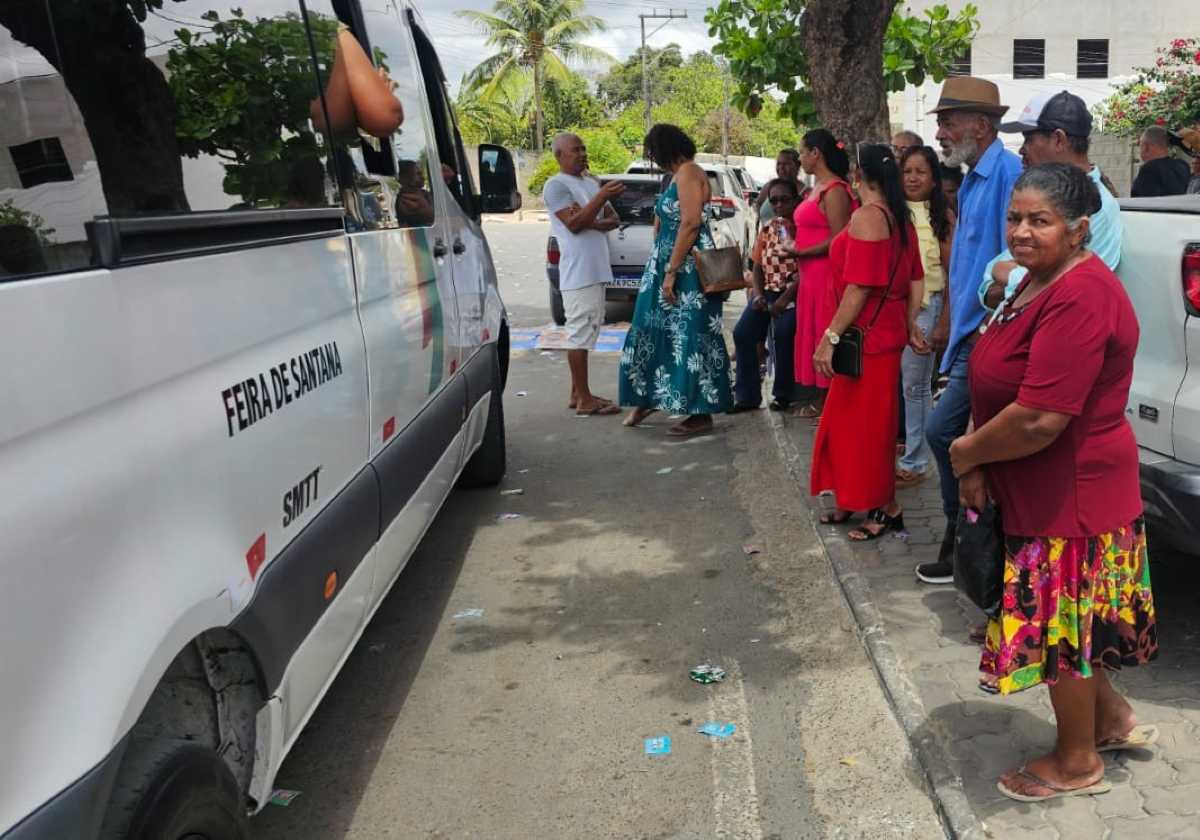 eleitores aguardando no ponto de ônibus
