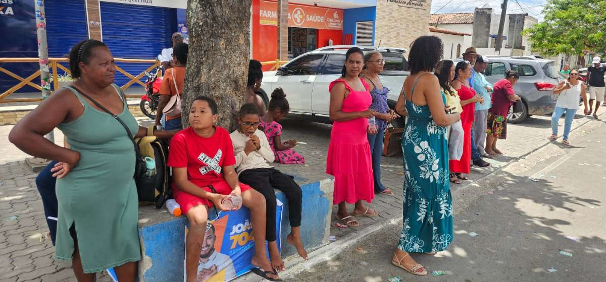 eleitores aguardando no ponto de ônibus