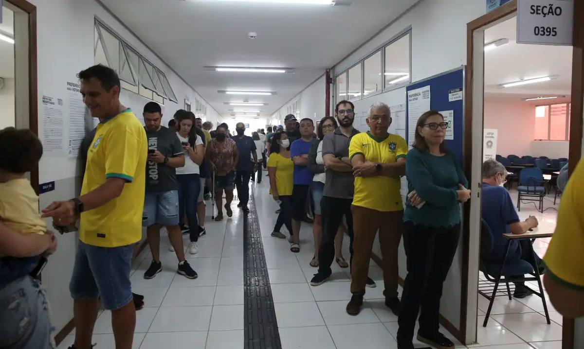 eleitores na fila em local de votação