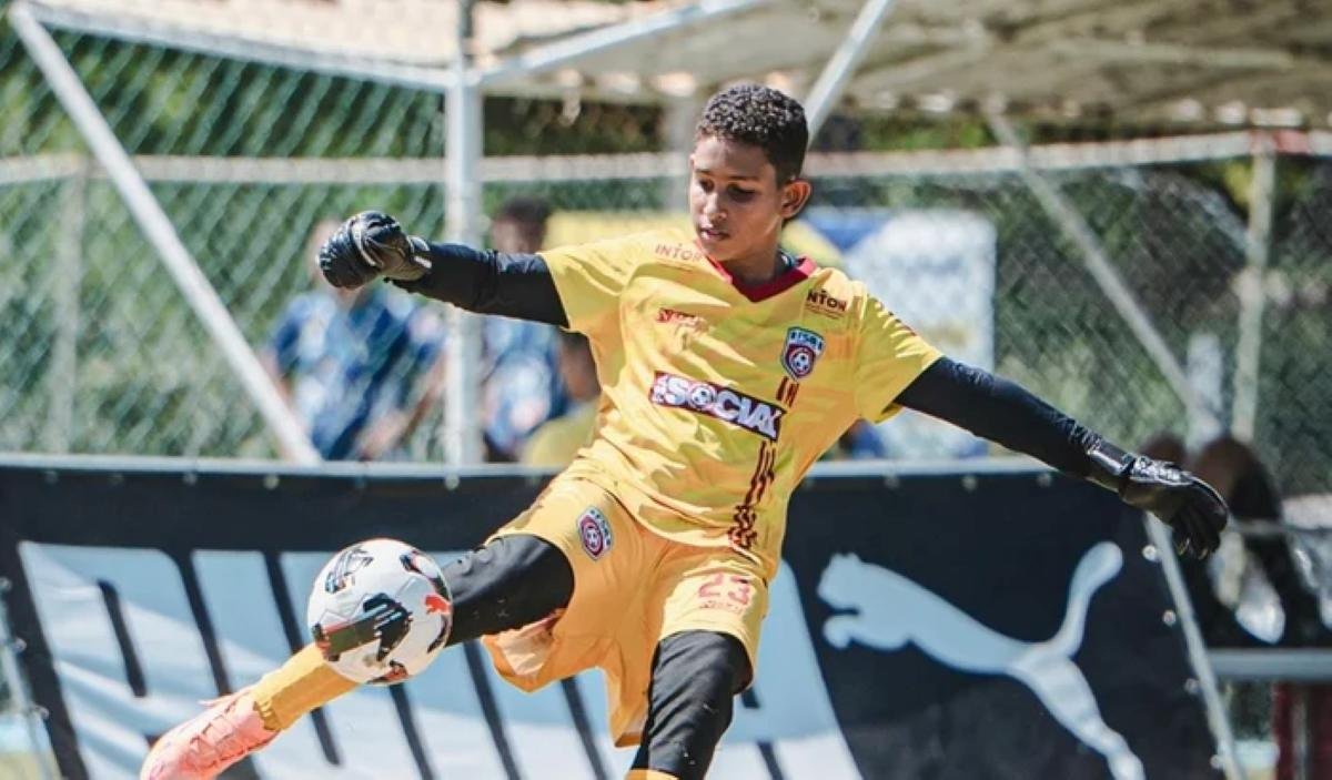 Goleiro feirense Edu Carvalho, de 11 anos