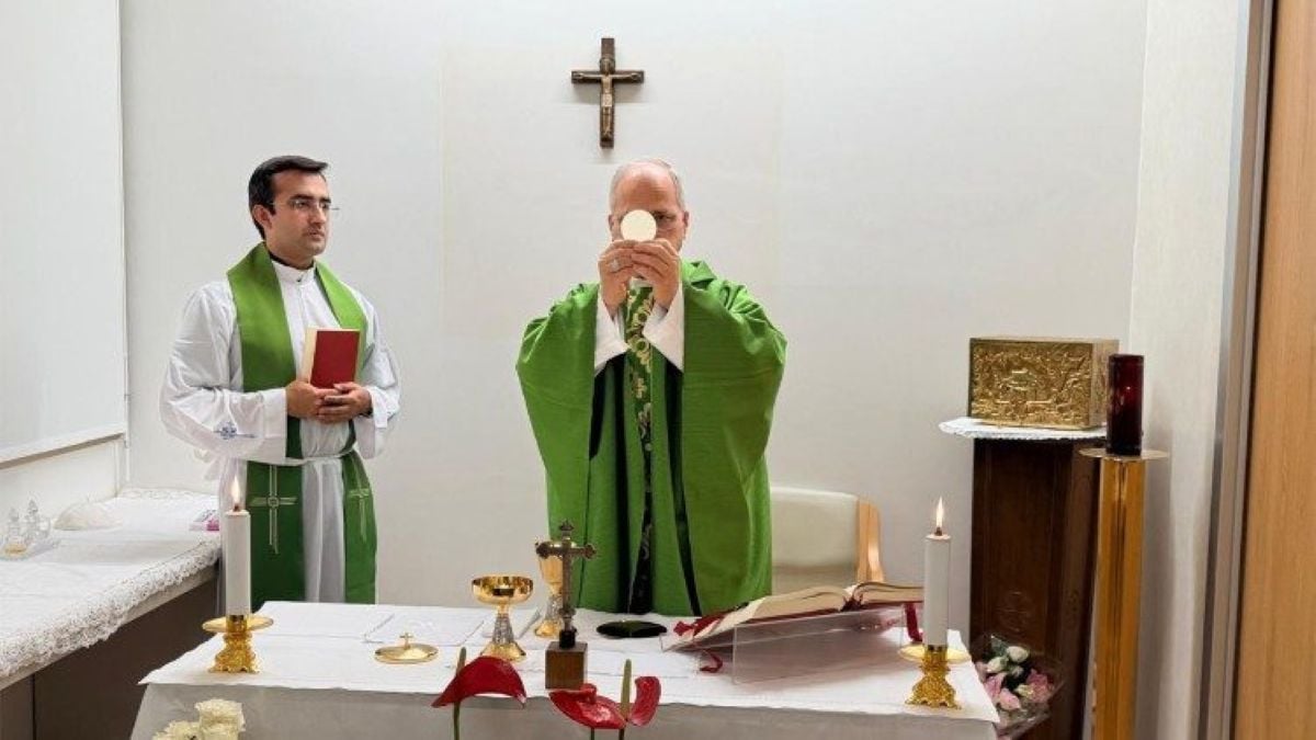Papa Leão XIV apresenta melhora após cirurgia no pulmão e celebra missa em hospital