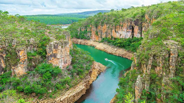 Cachoeiras e paredões gigantes fazem destino mineiro se destacar