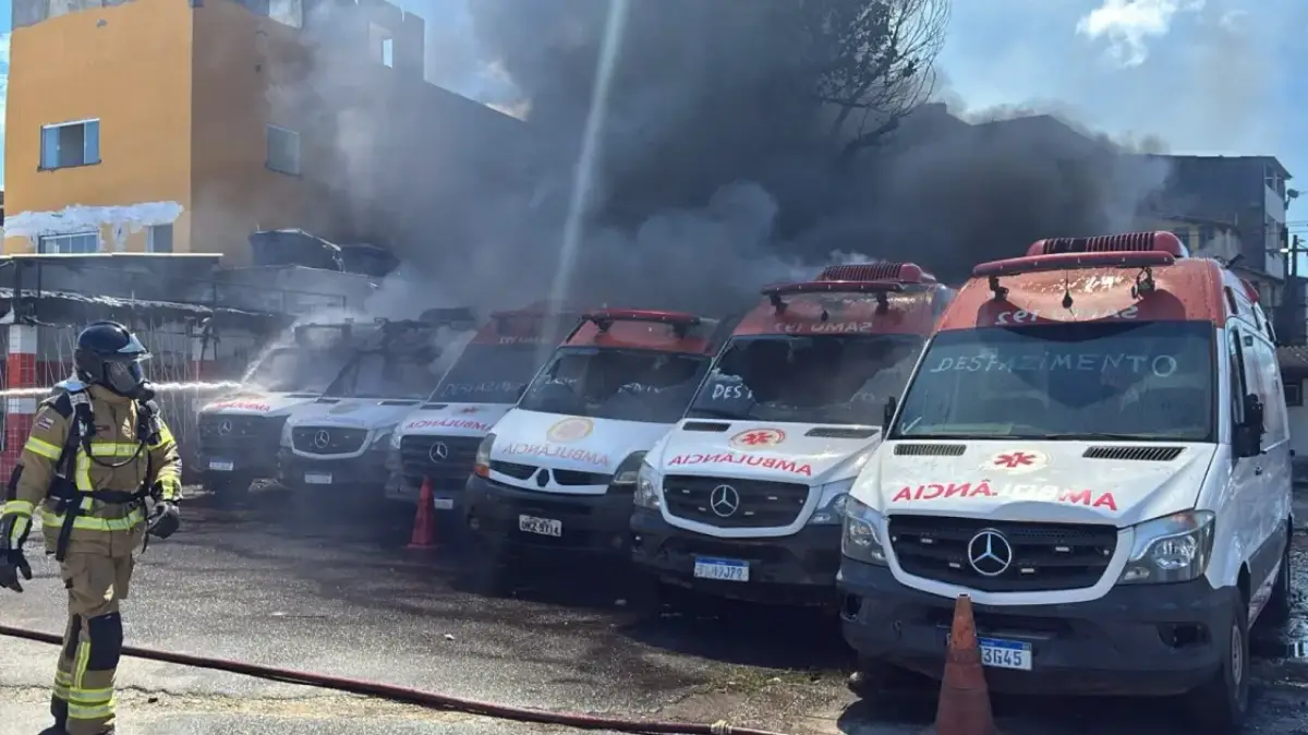 Incêndio destrói área com ambulâncias do Samu em Salvador