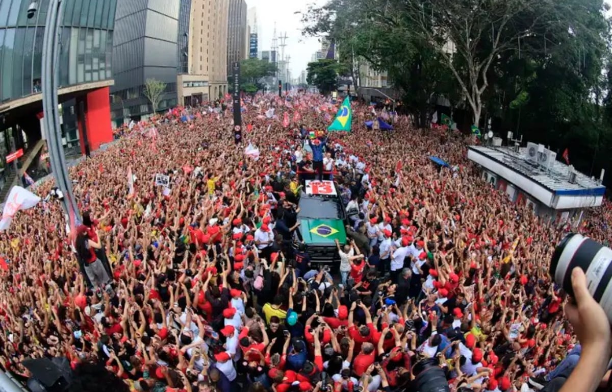 manifestação Lula e Flávio Bolsonaro