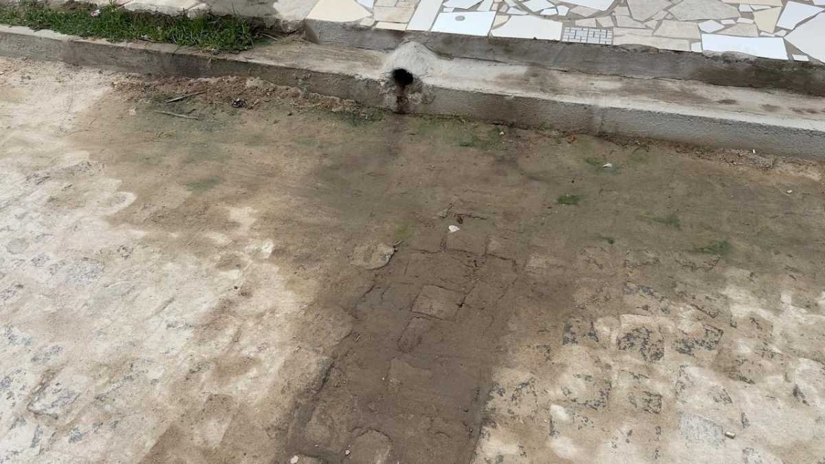 Rede de esgoto entupida na Rua Salmo, no bairro Parque Lagoa do Subaé