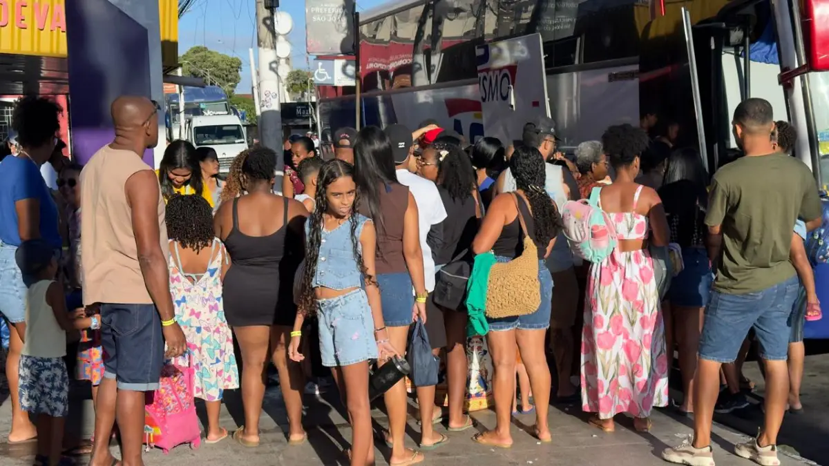 Feriadão leva famílias às praias e movimenta saída de ônibus na Avenida Getúlio Vargas, em Feira de Santana