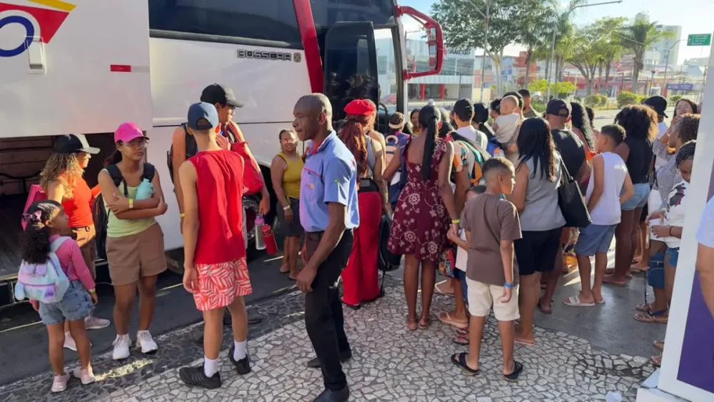 Feriadão leva famílias às praias e movimenta saída de ônibus na Avenida Getúlio Vargas, em Feira de Santana Feriadão leva famílias às praias e movimenta saída de ônibus na Avenida Getúlio Vargas, em Feira de Santana