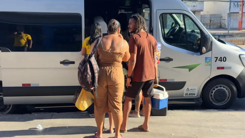 Feriadão leva famílias às praias e movimenta saída de ônibus na Avenida Getúlio Vargas, em Feira de Santana Feriadão leva famílias às praias e movimenta saída de ônibus na Avenida Getúlio Vargas, em Feira de Santana