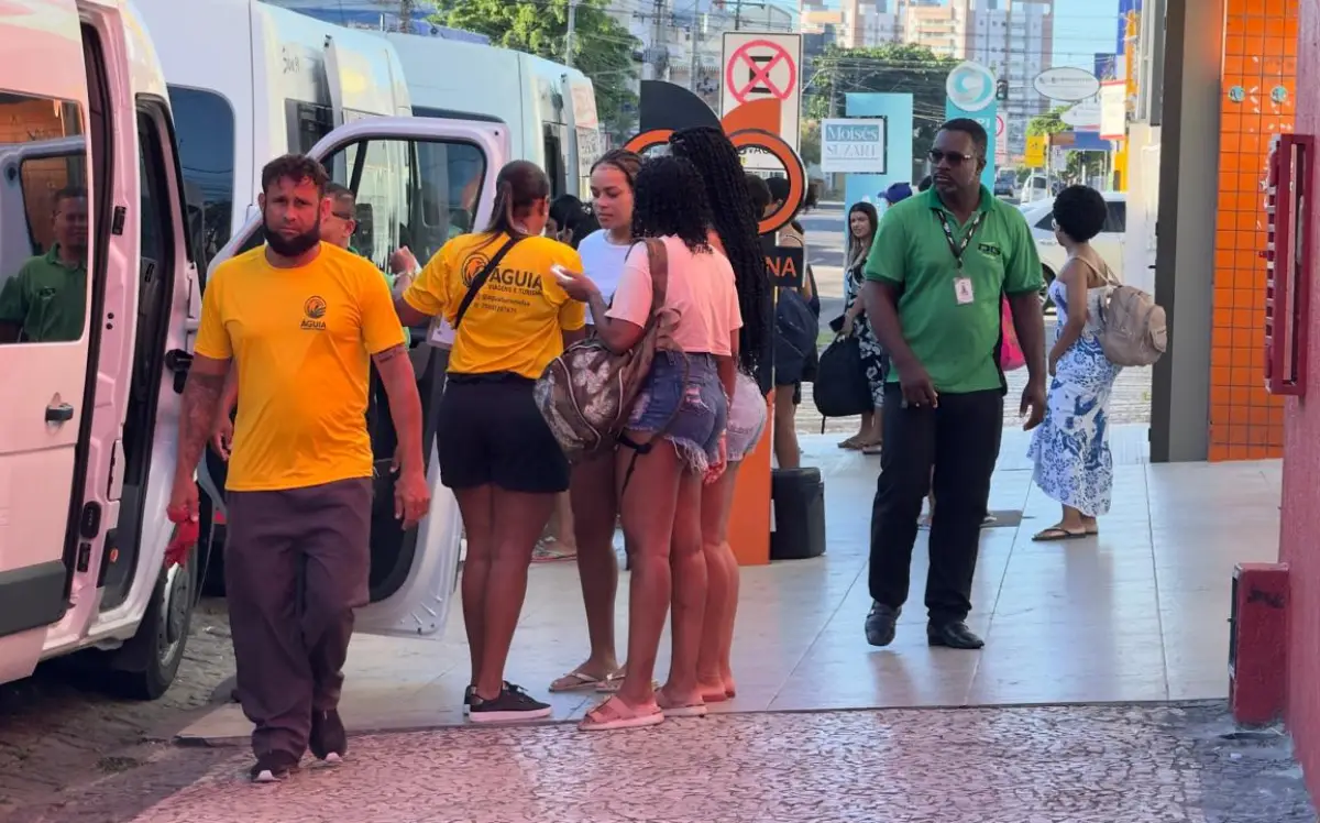 Feriadão leva famílias às praias e movimenta saída de ônibus na Avenida Getúlio Vargas, em Feira de Santana