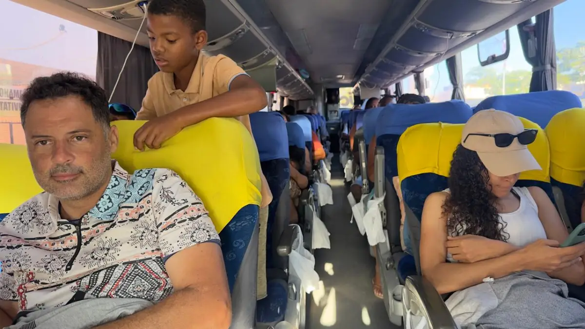 Feriadão leva famílias às praias e movimenta saída de ônibus na Avenida Getúlio Vargas, em Feira de Santana