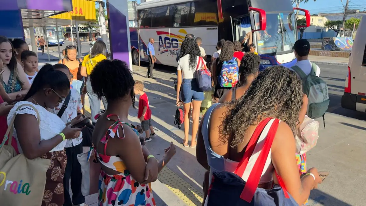 Feriadão leva famílias às praias e movimenta saída de ônibus na Avenida Getúlio Vargas, em Feira de Santana