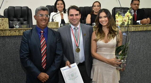 Foto-Ascom-Camara-de-Vereadores-Comenda-para-o-medico-Rodrigo-Serapiao-640x350-1
