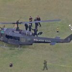 Helicoptero-da-Policia-Civil-teve-de-pousar-apos-ser-atingido-por-um-tiro-—-FotoReproducaoTV-Globo