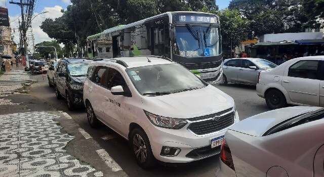Taxistas-reclamam-de-falta-de-sinalizacao-em-pontos-do-centro-de-Feira-de-Santana-foto-reporter-ney-silva-acorda-cidade1-640x350-1