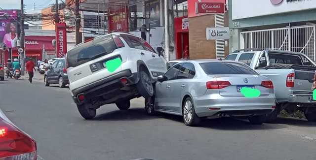 carros-colidem-na-castro-alves-ft-Jaqueline-Ferreira-acorda-cidade1