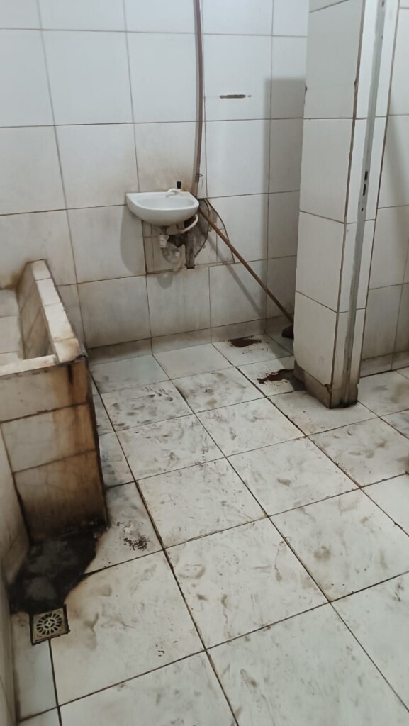 Banheiro-sujo-mercado-de-carnes-1-foto-whatsapp-577x1024-1