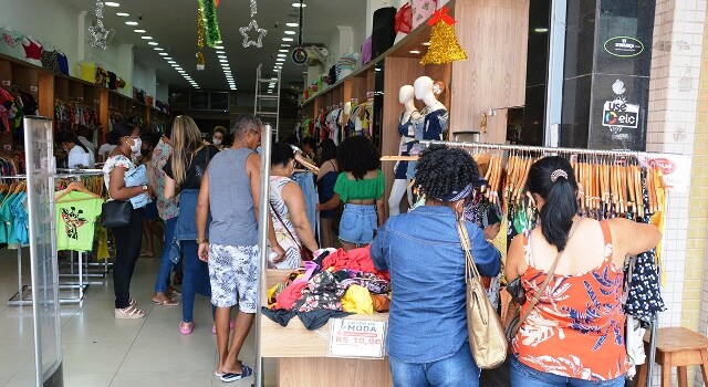 Enfeites-Natalinos-e-Movimento-na-Sales-Barbosa-GALERIA-foto-Jorge-Magalhaes-81-640x350-1