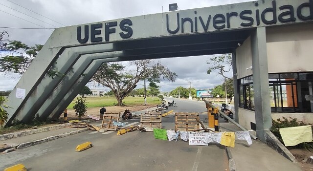 Greve-de-estudantes-da-Uefs-Ed-Santos-Acorda-Cidade-640x350-1