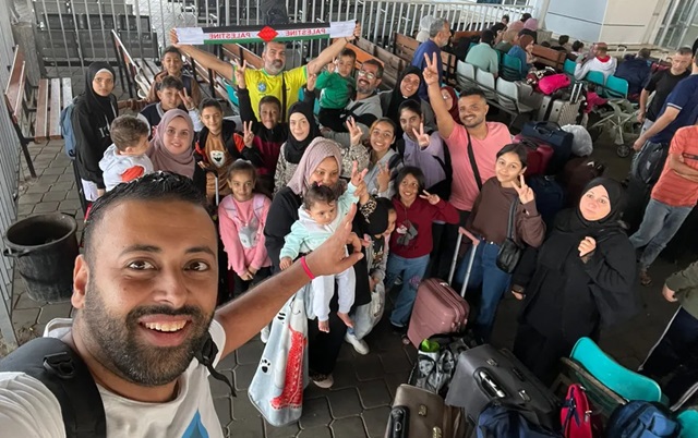 Hassan-Rabee-e-outros-brasileiros-do-grupo-em-foto-registrada-pouco-antes-de-deixarem-Gaza-ft-Hassan-Rabee