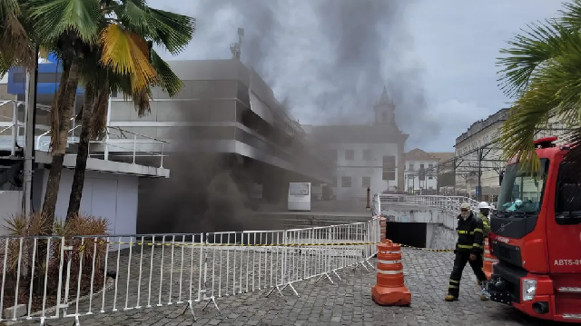 Incendio-atinge-Prefeitura-de-Salvador-E28094-Foto-Eric-Luis-Carvalho-g1