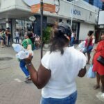 ambulante-vendendo-agua-no-calor-Foto-Ney-Silva-Acorda-Cidade-1