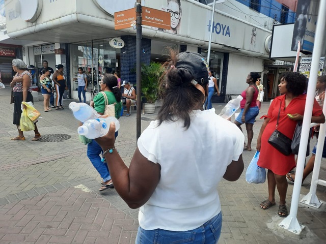 ambulante-vendendo-agua-no-calor-Foto-Ney-Silva-Acorda-Cidade-1