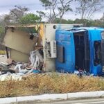 caminhao-tomba-BR-116-Norte-Foto-Ed-Santos-Acorda-Cidade-1